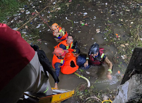Damkar Depok Evakuasi 2 Jenazah Korban Terseret Arus Gorong-Gorong di Panmas