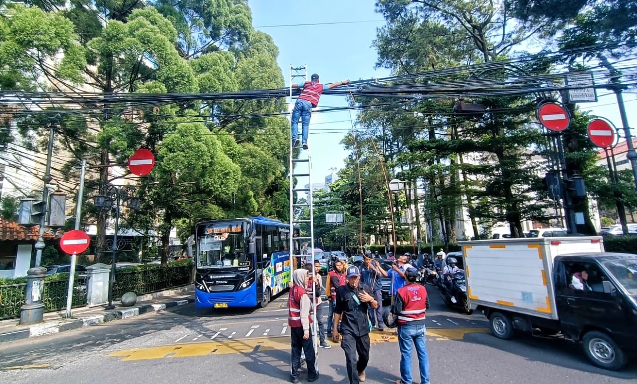 Pemkot Bandung Tertibkan Puluhan Kilometer Kabel Udara