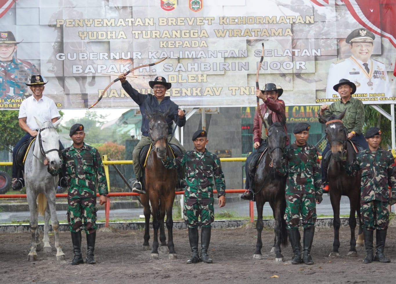 Gubernur Kalsel Jadi Kepala Daerah Pertama Terima Penghargaan Brevet Kehormatan Berkuda dari TNI AD
