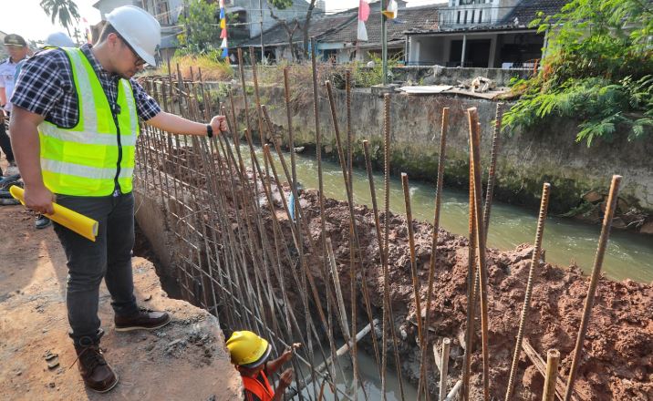 Cegah Banjir, Pemkot Tangsel Benahi Turap Kali Ciputat