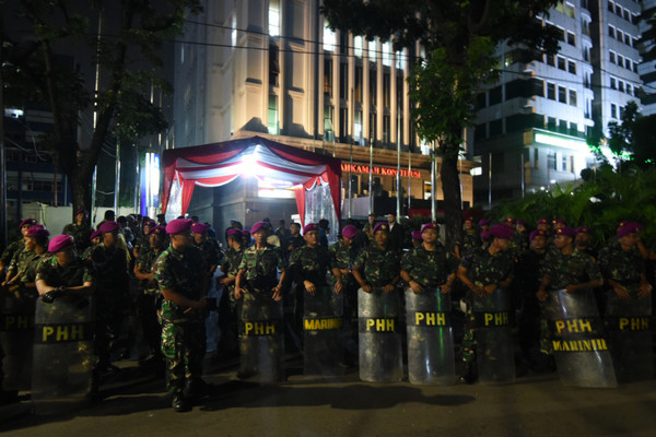Suasana di depan gedung Mahkamah Konstitusi pada Jumat (24/5/2019) malam dijaga oleh PHH Marinir. (Antara Foto).