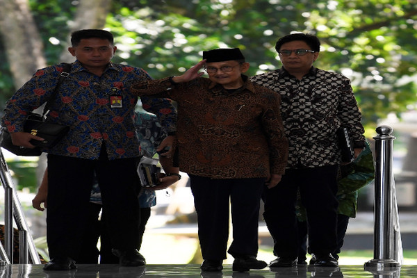 BJ Habibie saat hendak bertemu Presiden Jokowi, Jumat (24/5). (Foto: Antara Foto).