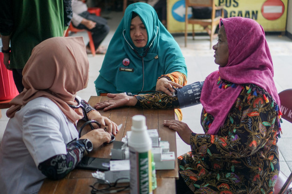 Petugas medis tengan mengecek tekanan darah petugas pemilu. (Foto: Antara Foto).