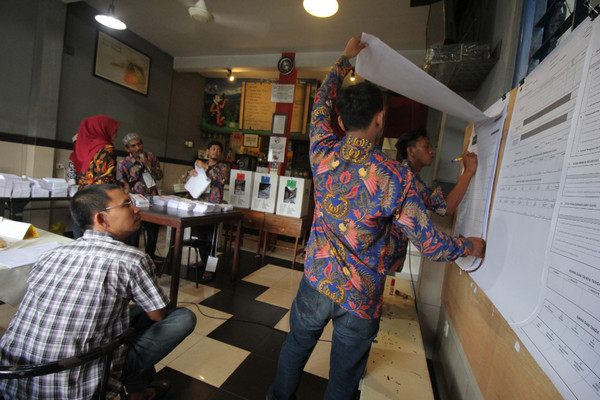 Ilustrasi petugas pemilu bekerja di Tempat Pemungutan Suara (TPS). (Foto: Antara Foto).