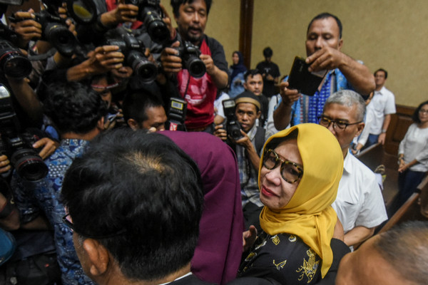 Karen Agustiawan seusai sidang vonis merespon awak media, Senin (10/6/2019). (Foto: Antara Foto).