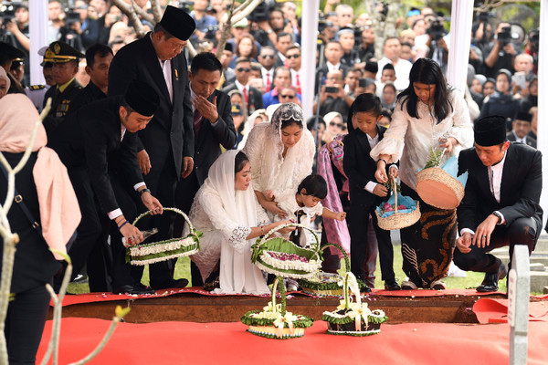 Keluarga Presiden RI keenam Susilo Bambang Yudhoyono di pemakaman istrinya mendiang Hj Ani Yudhoyono. (Foto: Antara Foto).