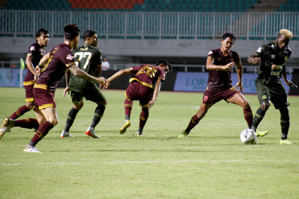 Pemain PSM Makassar dan Tira Persikabo bertanding di Stadion Pakansari, Cibinong, Rabu (29/5/2019). (Foto: Antara Foto).