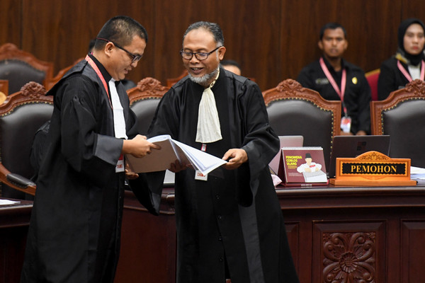 Tim kuasa hukum BPN, Denny Indrayana (berdiri, kiri) dan Bambang Widjojanto (kanan) dalam persidangan. (Foto: Antara Foto).