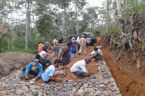 Warga kerja bakti memperbaiki jalan desa yang becek. (Foto: Dokumentasi Pemdes Karangtawang, Kabupaten Kuningan, Jabar).
